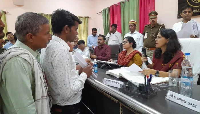 उन्नाव: समाधान दिवस पर हसनगंज में कमिश्नर ने सुनी जनता की समस्याएं