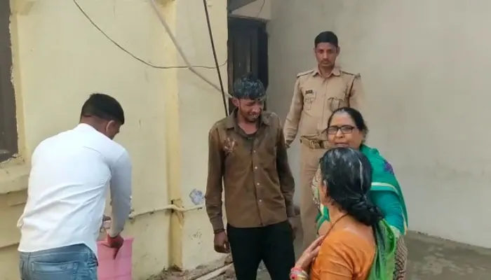 इटावा: मां-बेटे ने एसएसपी आफिस के बाहर ‌किया आत्मदाह का प्रयास
