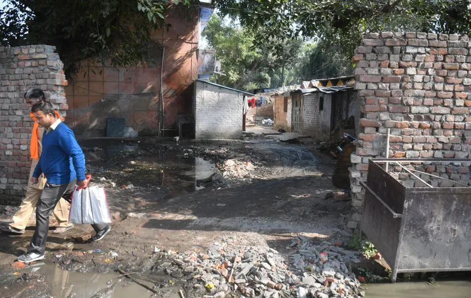 बरेली: जिला अस्पताल की दौड़ हिचकोलों से भरी, कर्मचारी आवास के पीछे की दीवार तोड़ी