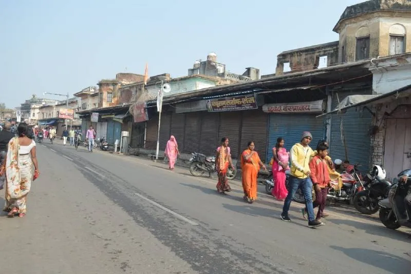 अयोध्या रामपथ चौड़ीकरण विवाद: विरोध में दूसरे दिन भी दुकानें बंद 