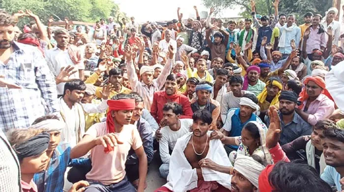 इटावा: केंटीन संचालक ने खोलती चाय और गर्म तेल पल्लेदारों पर फेंका