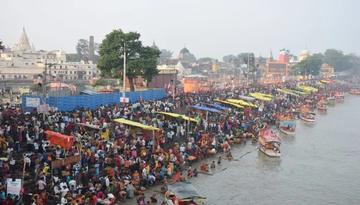 अयोध्या: रामनाम संकीर्तन के साथ 14 कोसी परिक्रमा शुरू, लाखों श्रद्धालु उमड़े