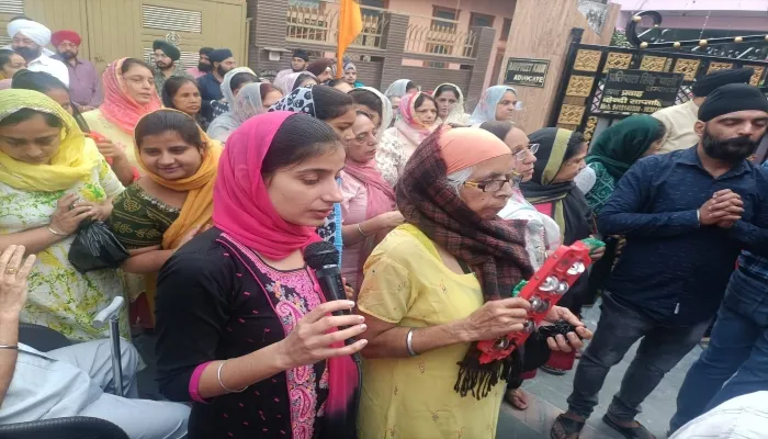 अयोध्या: गुरु नानक देव के प्रकाश पर्व पर निकली प्रभात फेरी, की गई पुष्पवर्षा