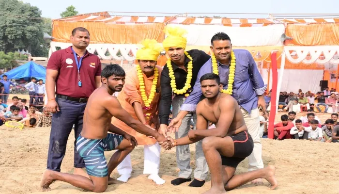 अयोध्या: भरतकुंड महोत्सव के दंगल में नामी पहलवानों ने दिखाया दम