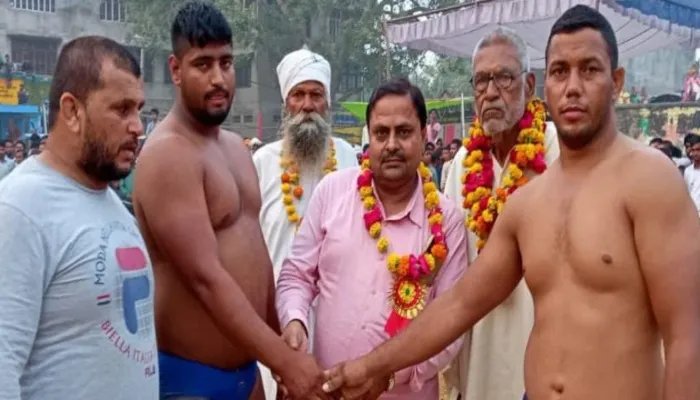 इटावा: इकदिल में विराट दंगल सम्पन्न, 51 हजार की झंडा कुश्ती बराबरी पर छूटी