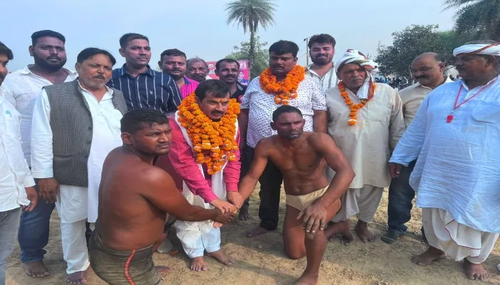 अयोध्या: महापौर ने किया विराट दंगल का शुभारंभ, पहलवानों ने आजमाए दांवपेच