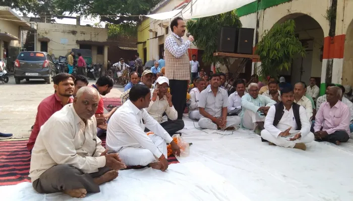 इटावा: नगर पालिका कर्मचारियों ने किया जोरदार प्रदर्शन, कई संगठनों का मिला साथ