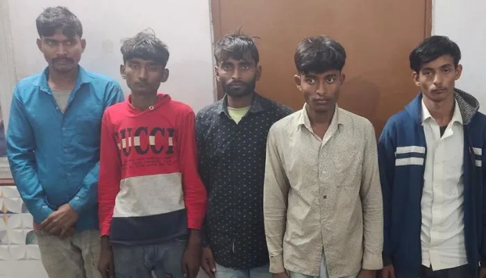 Kanpur: दिन में ग्राहक बनकर रेकी कर रात में दुकानों से करते थे चोरी, पुलिस ने पांच आरोपियों को किया गिरफ्तार