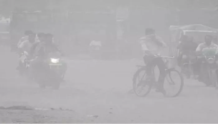 Kanpur: प्रदूषण की चपेट में गली और मोहल्ले, धुएं से बीमार हो रहा पर्यावरण, खांसी, स्किन की समस्या से जूझ रहे लोग
