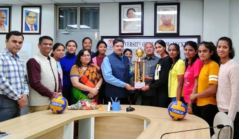  लखनऊ विश्वविद्यालय: बॉलीबॉल प्रतियोगिता में शामिल महिला टीम को कुलपति से मिला सम्मान