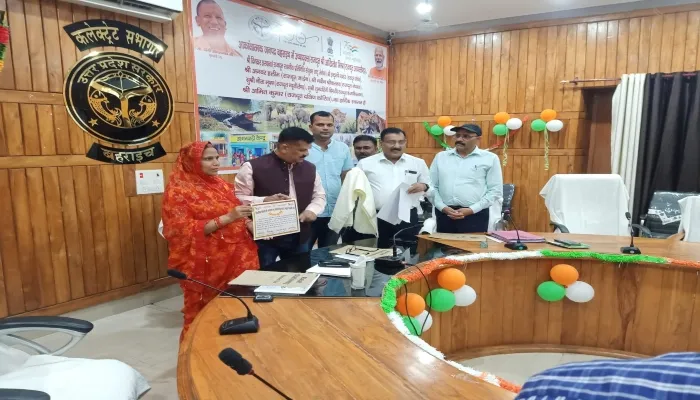 बहराइच: ग्राम प्रधानों को डीएम ने प्रशस्ति पत्र देकर किया सम्मानित