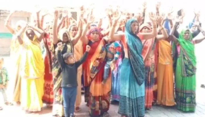 रायबरेली: महिलाओं को पीटकर गरीब का उजाड़ा आशियाना, ग्रामीणों का कलेक्ट्रेट में प्रदर्शन