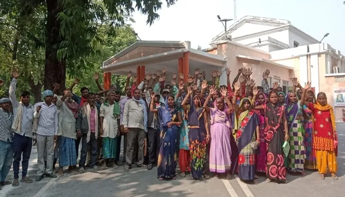 बहराइच: बाढ़ पीड़ितों ने कलेक्ट्रेट पहुंचकर किया प्रदर्शन