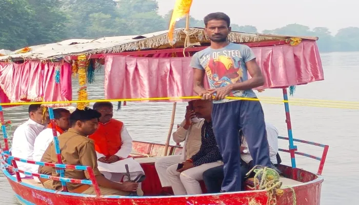 अयोध्या: अमौनी घाट पर लगा आस्था का मेला