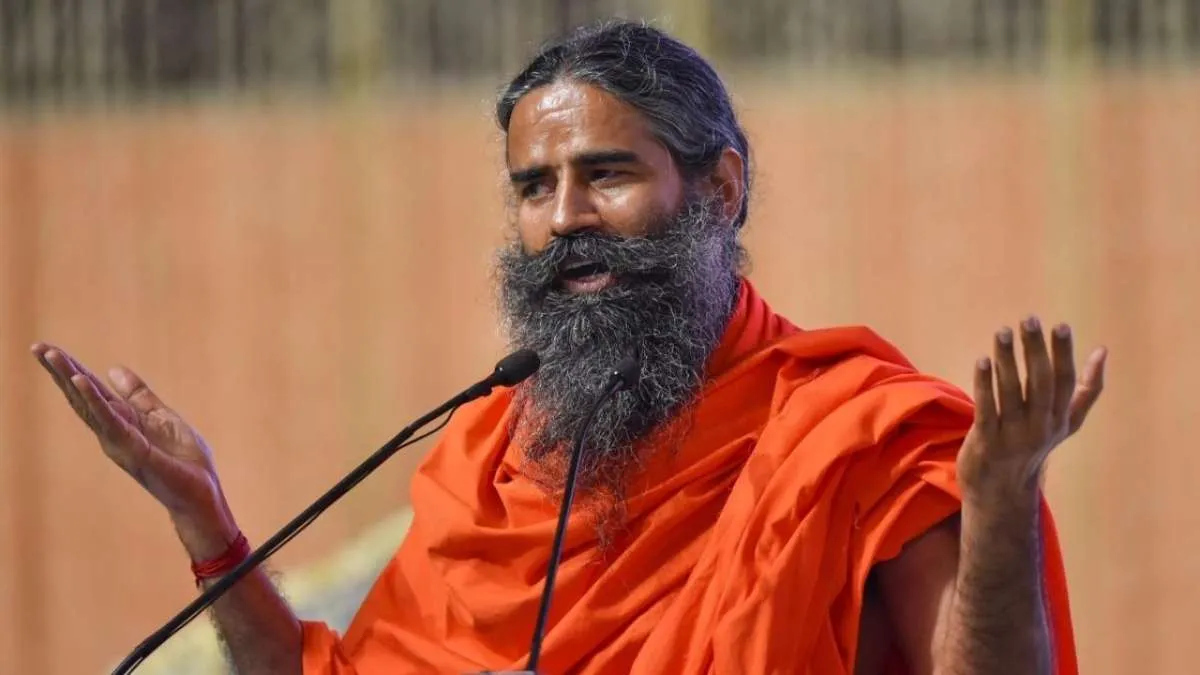 बाबा रामदेव ने महिलाओं पर की टिप्पणी पर मांगी माफी, बोले-किसी भी तरह की परेशानी के लिए माफी भी मांगता हूं
