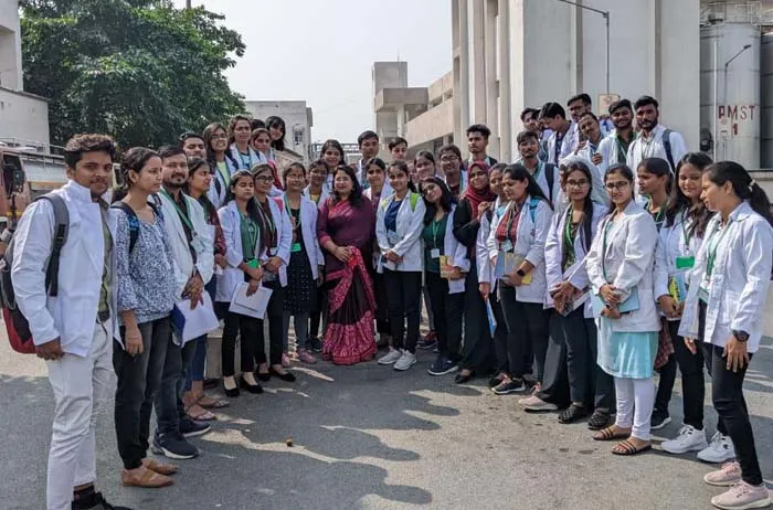 लखनऊ: भाषा विश्विद्यालय विद्यार्थियों ने देखा दुग्ध उत्पादन प्लांट, क्वालिटी लैब को भी किया चेक