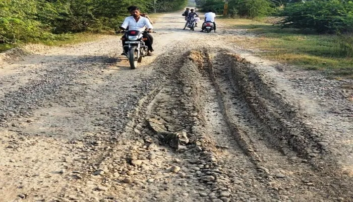 बांदा: बदहाल है बांदा-कपसा-हमीरपुर मार्ग, नहीं बचा सड़क का नामोनिशान