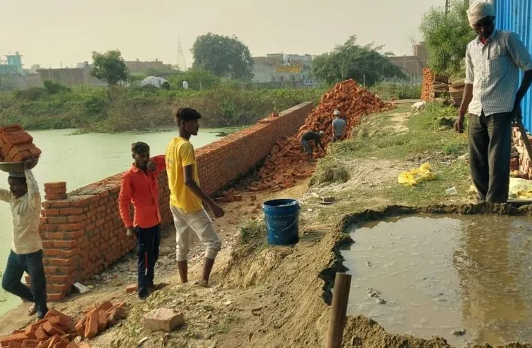 शाहजहांपुर: विधायक दफ्तर के सामने सड़क निर्माण को लेकर अफसरों ने मूंद लीं आंखें