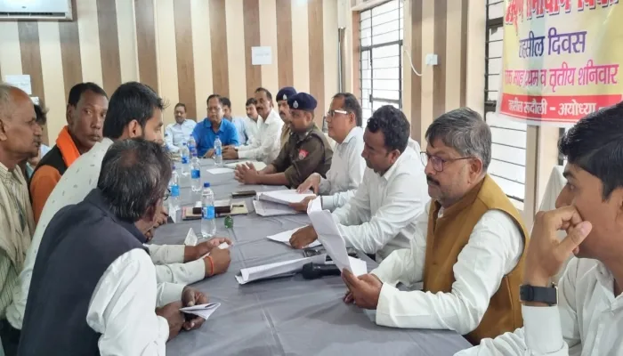 अयोध्या: एक ही शिकायत बार-बार, अफसरों पर बिफरे कमिश्नर