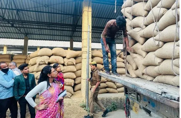 बरेली: कमिश्नर ने पकड़ा धान खरीद में फर्जीवाड़ा, केंद्र प्रभारी पर एफआईआर