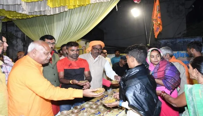 अयोध्या: श्रद्धालुओं की सेवा में जुटे रहे जनप्रतिनिधि, किया प्रसाद व दवा का वितरण