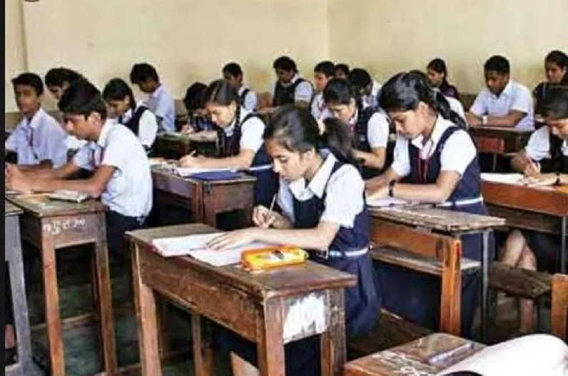 सरकारी स्कूलों में निशुल्क सैनिटरी पैड देने संबंधी याचिका पर केंद्र व राज्यों से SC ने किया जवाब तलब