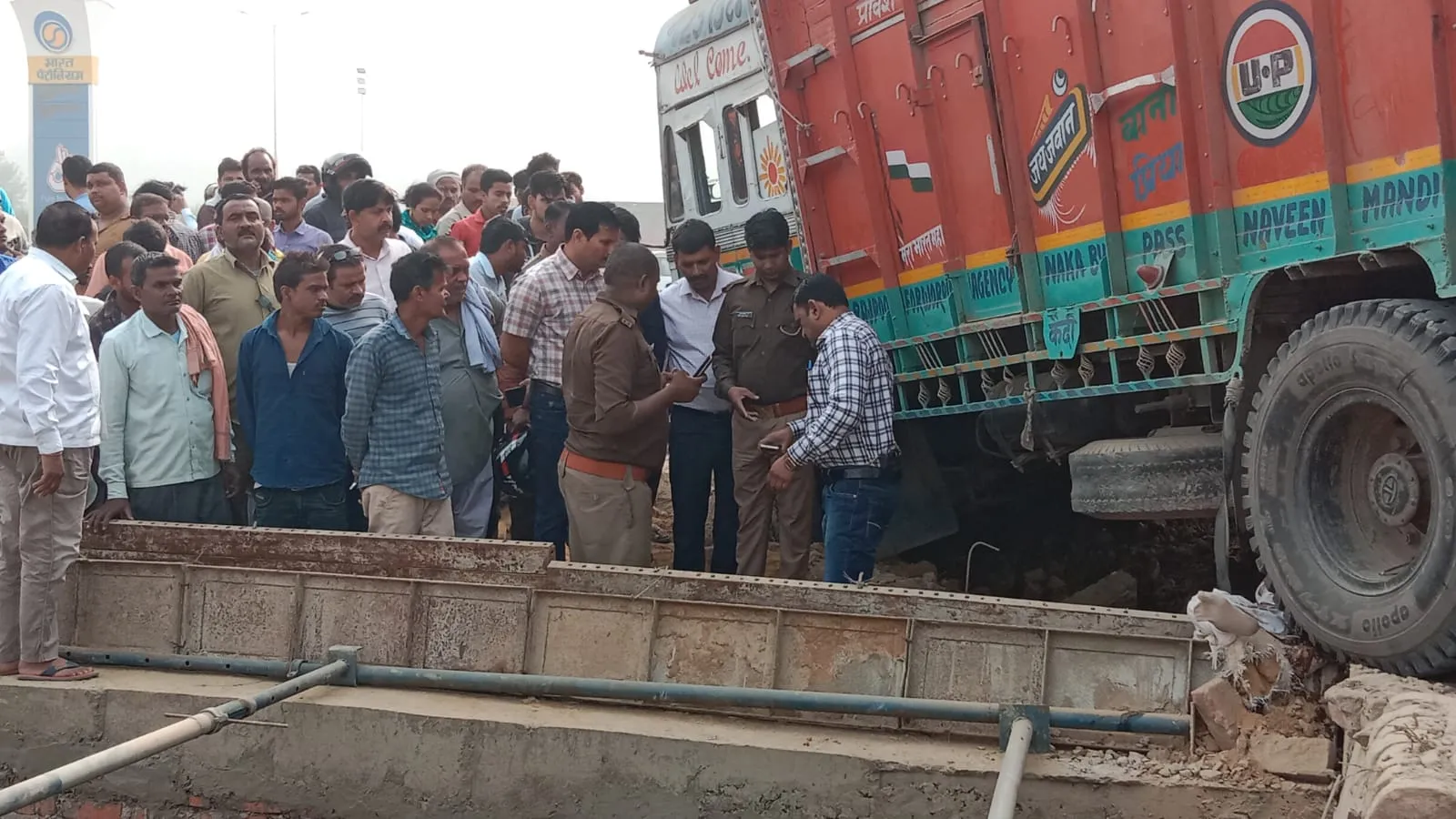 अयोध्या: ट्रक के नीचे दबकर स्कूटी सवार शिक्षिका की मौत
