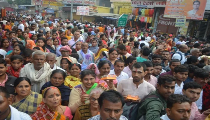 चंद्र ग्रहण: पूर्णिमा पर नौ घंटे बंद रहे मठ-मंदिरों के कपाट, मोक्ष के बाद श्रद्धालुओं ने किये दर्शन