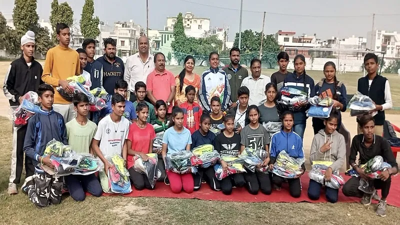 मुरादाबाद : स्पोर्ट्स किट मिलने पर खिले खिलाड़ियों के चेहरे