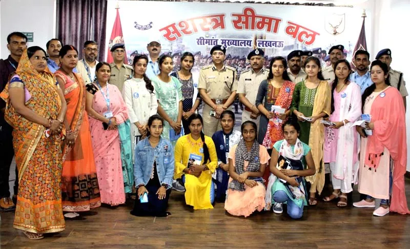लखनऊ: बाल दिवस के मौके पर एसएसबी ने बेटियों को किया जागरुक