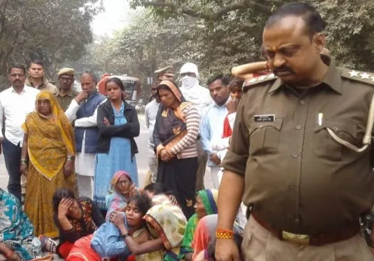  सुल्तानपुर: बेकाबू ट्रक ने पत्नी को कुचला, पति गंभीर, ग्रामीणों ने शव रखकर जाम किया हाइवे, पुलिस ने समझाया 