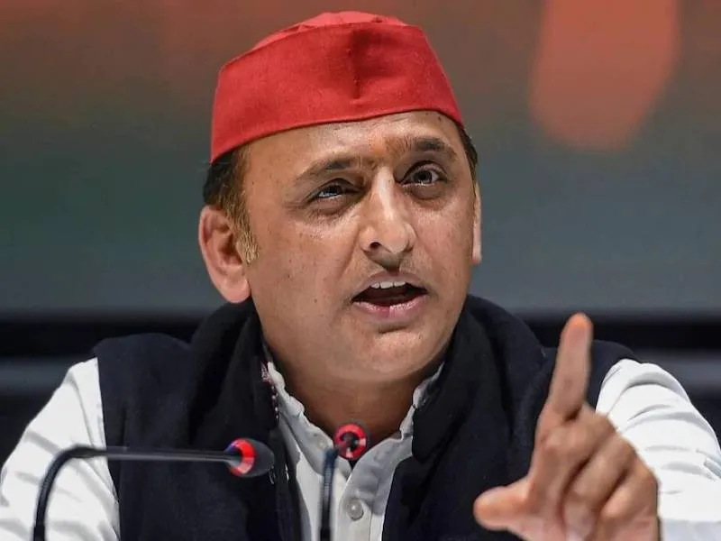 अखिलेश यादव ने यूपी सरकार पर कसा तंज, कहा- यूपी की सड़कों में गड्डे, या गड्डों में सड़कें 