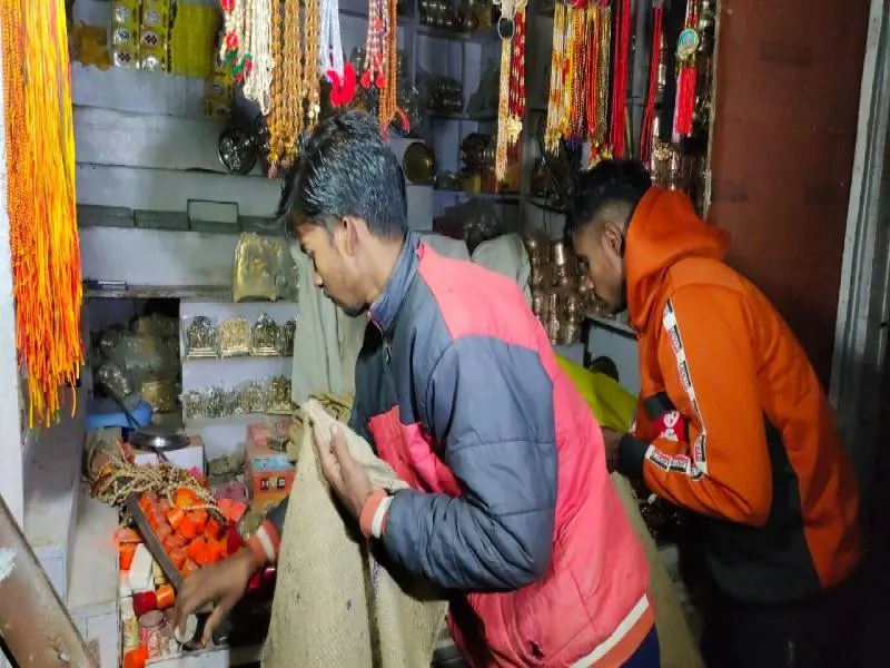 अयोध्या: जिला प्रशासन ने रात के अंधेरे में रामगुलेला मार्ग की दुकानों को कराया ध्वस्त, व्यापार मंडल ने दी चेतावनी