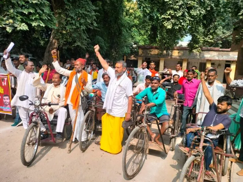 बांदा: प्रशासन ने तेरह माह बाद भी नहीं ली दिव्यांगों की सुध, कलेक्ट्रेट में की नारेबाजी