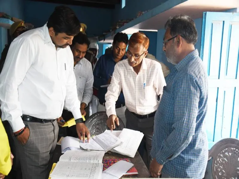 चित्रकूट: खाद वितरण में अनियमितता का डीएम ने लिया संज्ञान, सचिव सहित दो निलंबित