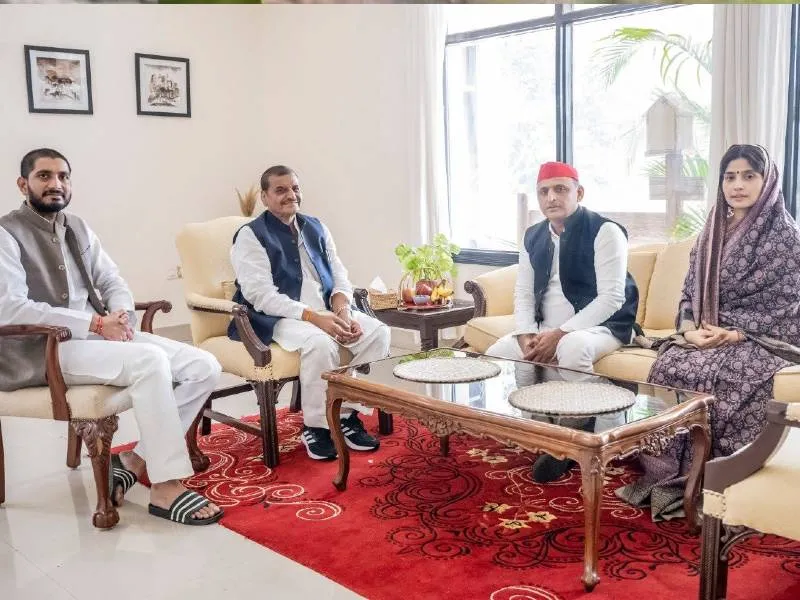 मैनपुरी उपचुनाव: चाचा शिवपाल से मिले अखिलेश यादव, डिंपल यादव भी रहीं मौजूद
