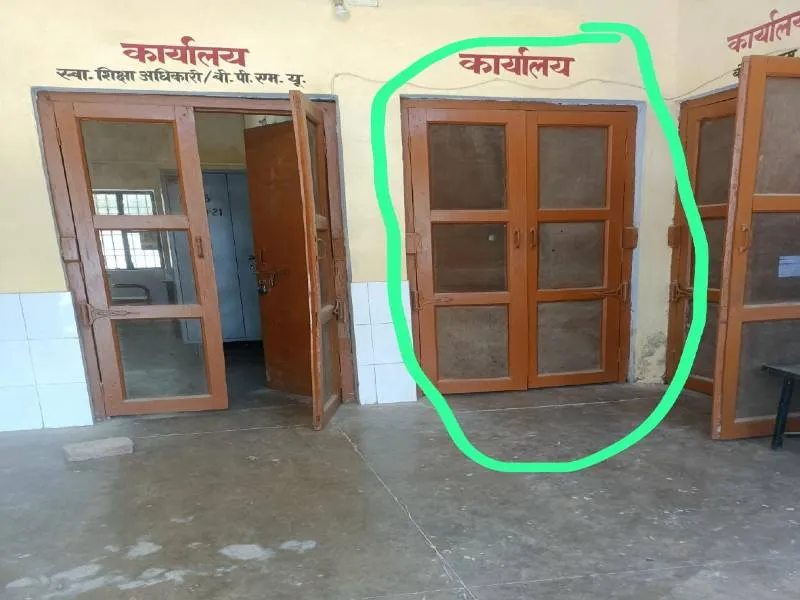 अयोध्या: मिल्कीपुर सीएचसी खुद बीमार, नदारद रहते हैं कर्मी, कार्यालय में लटक रहा ताला