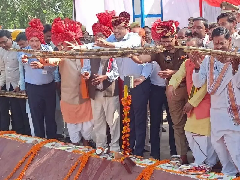 बाराबंकी: डीएम ने किया पोखरा चीनी मिल के नए पेराई सत्र का शुभारंभ