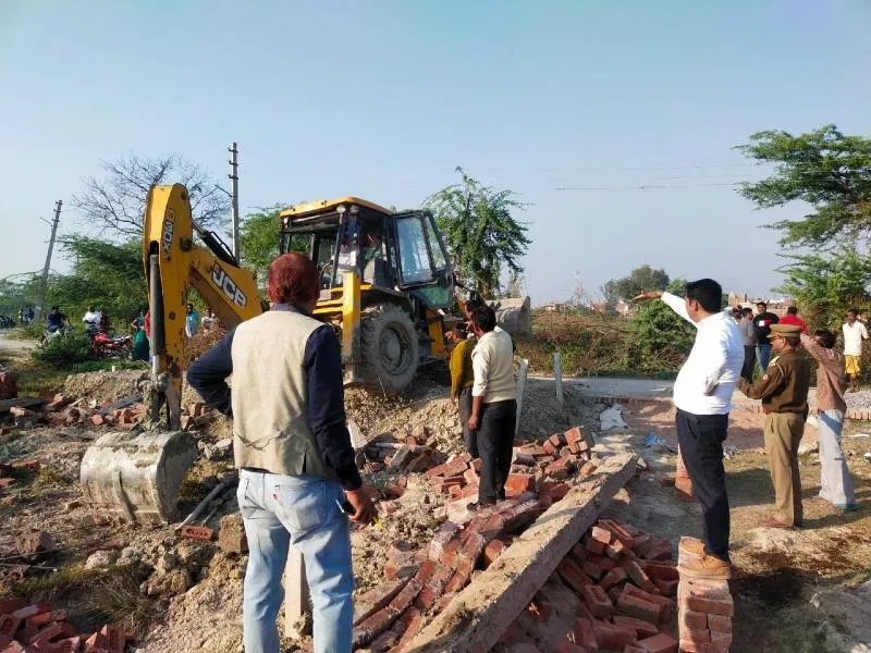 उन्नाव में गरजा प्रशासन का बुलडोजर, 27 करोड़ की जमीन को कराया गया कब्जा मुक्त