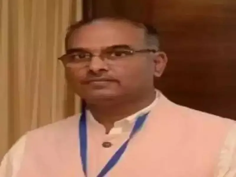 लखनऊ: शिक्षक महासंघ ने कुलपति विनय पाठक को पदमुक्त करने की उठायी मांग
