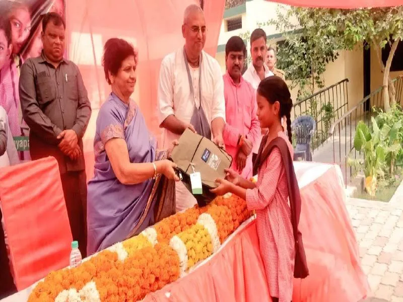 लखनऊ: महापौर संयुक्ता भाटिया ने छात्र-छात्राओं को बांटे निःशुल्क स्कूल बैग  