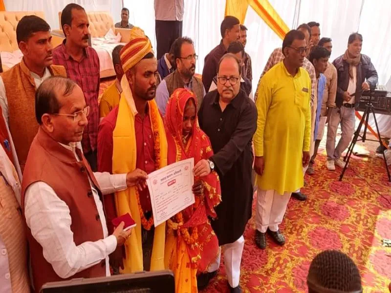 मुख्यमंत्री सामूहिक विवाह: सुल्तानपुर में एक दूजे के हुए 108 जोड़े