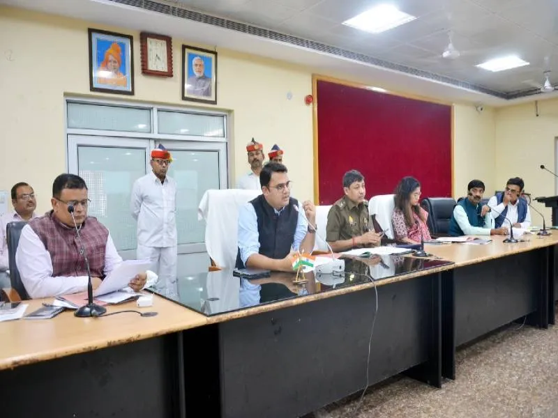 इटावा: मैनपुरी उपचुनाव को लेकर जिला निर्वाचन अधिकारी ने बैठक, अधिकारियों को दिए दिशा-निर्देश