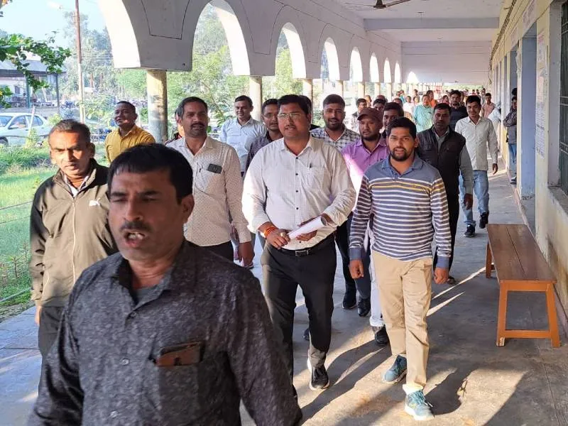  बहराइच: तहसीलदार की कार्यशैली से नाराज लेखपालों ने किया प्रदर्शन, सौंपा ज्ञापन