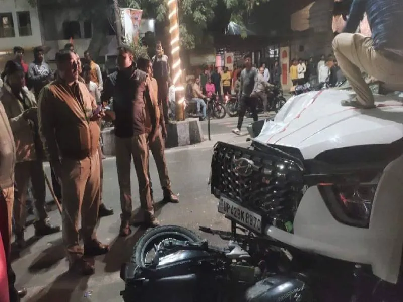 अयोध्या: कार ने बाइक सवार युवकों को मारी टक्कर, जिला अस्पताल में भर्ती
