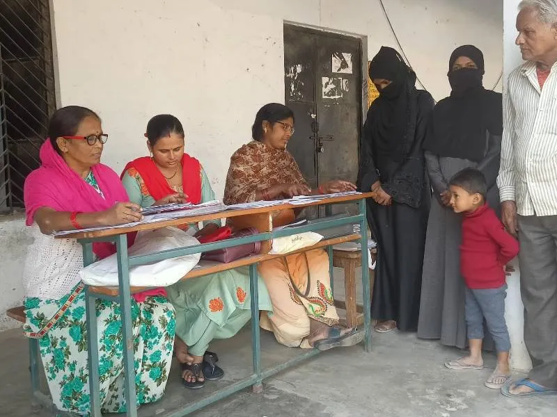 अयोध्या: चुनाव आयोग के आदेशों की उड़ रहीं धज्जियां, नहीं फीड हो रहा मतदाता फार्म का डाटा 