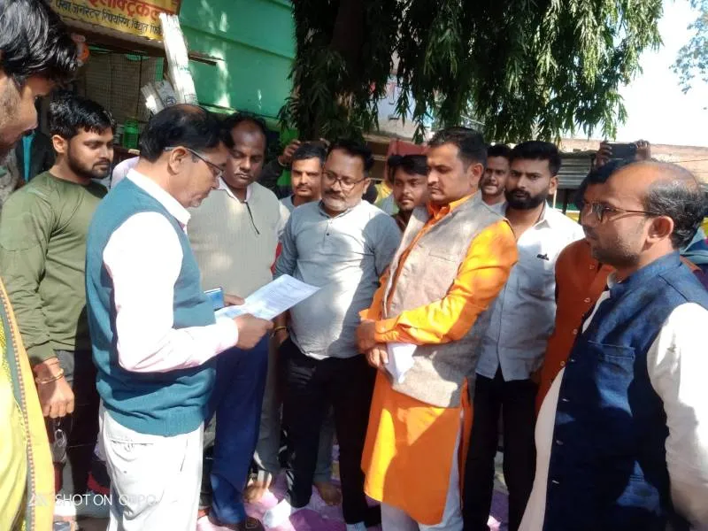 चित्रकूट: जांच टीम पर ग्रामीणों के हमले से बिजलीकर्मियों में आक्रोश, एक्सईएन कार्यालय पर दिया धरना