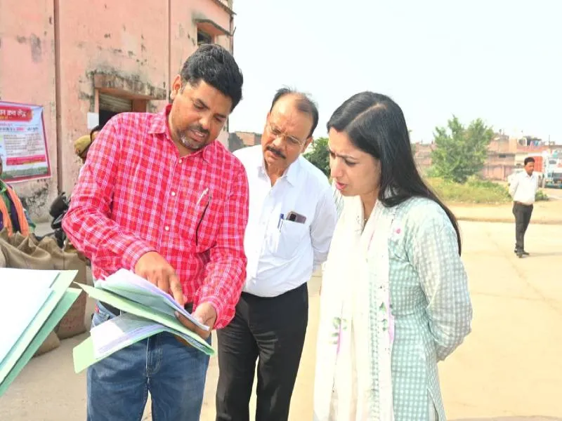 बांदा: धान क्रय केंद्र का डीएम ने किया औचक निरीक्षण, केंद्र प्रभारी को दिया यह निर्देश