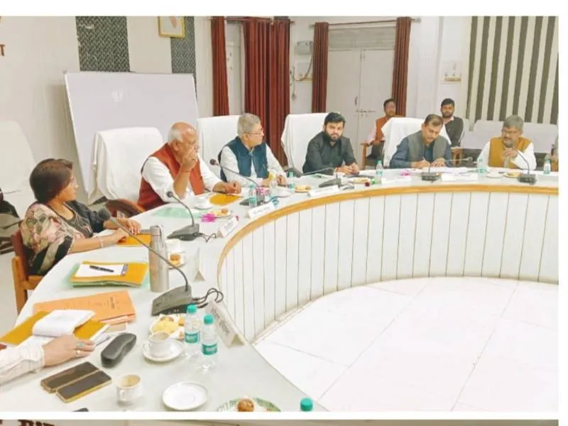 अयोध्या: निगरानी समिति की बैठक में बोले सांसद- आशा व संगिनी के रिक्त पदों पर करें शीघ्र नियुक्ति