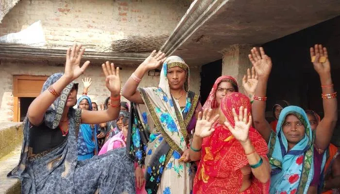 बहराइच: चकबंदी अधिकारियों के खिलाफ ग्रामीणों ने खोला मोर्चा, लगाया यह गंभीर आरोप 